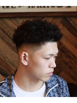 リルホビーズメンズグルーミング(Lil Hobbys Men's Grooming) バックデザインパーマフェードスタイル