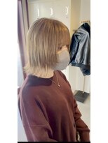 アン(un) ブロンド　　切りっぱなしボブ