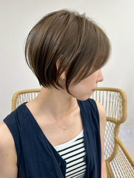 【柔らかシルエットの大人ショートボブ】