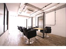 最初から最後まで1人のスタイリストが担当【マンツーマン システム】