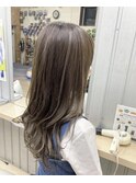 大人女性の「霧のようにくすんだ」ベージュ系ハイライト