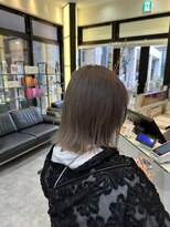 シュールドゥー(SUR DEUX) グレージュカラー