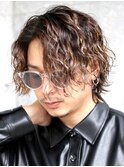 大人の波巻きスパイラルパーマミディアムロングメンズカットヘア