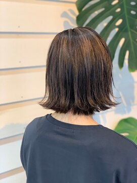 ラコスタ(LaCosTa) ベージュカラー大人可愛い外ハネ前下がりショートボブ