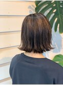 ベージュカラー大人可愛い外ハネ前下がりショートボブ