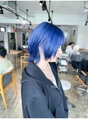 ハイトーンネイビーブルーのウルフボブ