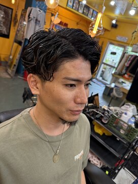 パーラーフリークス(PARLOR FREAKS) サイドパート・パーマ