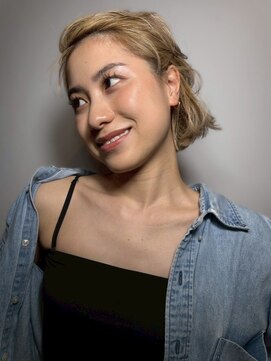 ヴヴ(Bub) ブロンドベージュ ブリーチ ヘアアレンジ 前髪アレンジ 艶髪