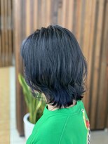 クオリス 上板橋店(QUALIS) くすみブルー ネイビーカラー 外ハネミディアムウェーブ 小顔