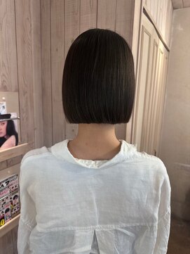 エイミーバイアフロート(amie  by afloat) ぱつっとアゴ下ボブ