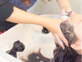 モンスーンヘアー(Monsoon hair)の写真/【CRONNA-クロナ-】年齢を重ねるごとに増える髪のお悩みも解決☆染めたてのようなツヤとまとまりが持続◎