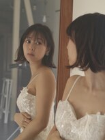 レボル(REVOL) エレガントなミラーポートレートショートスタイル。推し活