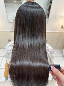 クセのお悩み解消！自然で柔らかな仕上がりの縮毛矯正は、指通り滑らかな艶髪が叶います♪