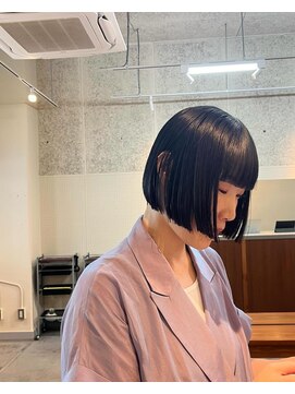 ニクラ ザ ブリンク(NICLA the blink) 前下がりショートボブ 大人カッコいい黒髪スタイル