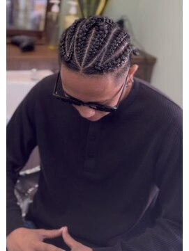 ケーエムシーセントラルルーツ(KMC Central Roots) フェード&カット+眉カット+コーンロウ