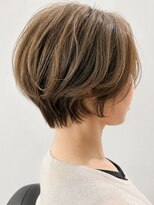 ニチカ(NYCHIKA)&nbsp;ふんわり丸みレイヤーショート×白髪ぼかしハイライト｜40代50代