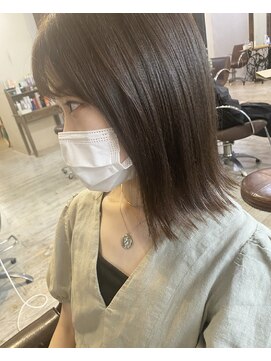 インス(ensue) くびレイヤーエモージュ小顔カットシースルーバングオリーブ