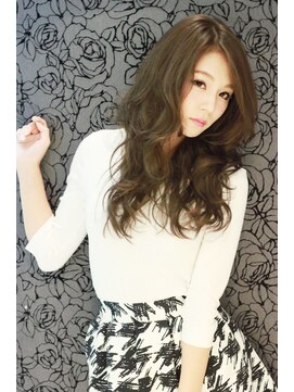 ローランセントラル(Lorran central) 気品あふれる雰囲気でカジュアルセミロング