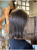 ベージュ×切りっぱなしボブ