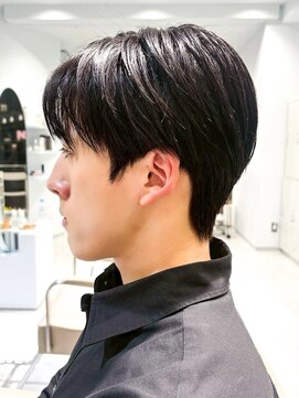 ノラ ウメダ(NORA UMEDA) 毛流れセンターパート韓国刈り上げツーブロックショートレイヤー