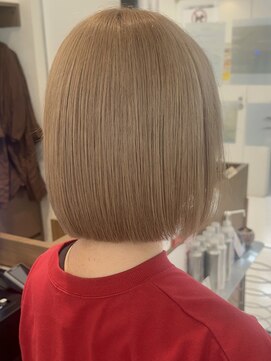 ビーバイシージャストビューティー(B by C just beauty) ボブ ブリーチありダブルカラー ミルクティーベージュ