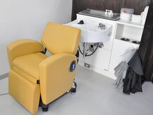 美容室ララ(LaLa)の雰囲気（黄色い椅子が可愛い、ゆったり寛げるシャンプーブース♪）