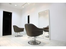 オーガニックヘアサロン エフライン(organic hair salon f,line)の雰囲気（白を基調とした、2席だけの爽やかで不思議な空間。）