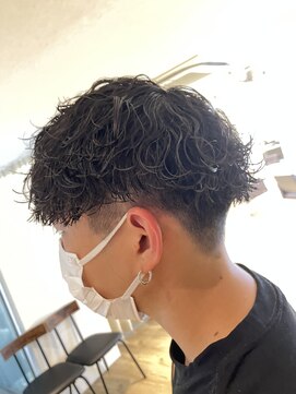 エヌプラス(N+) 波巻きツイストスパイラル刈り上げセンターパートサーフカール