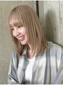 ハイトーンベージュミディアム 前髪あり くびれヘア レイヤー