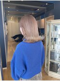 ニュアンスベージュカラーのミディアムボブ