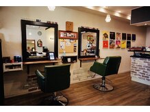 ヘアリビングアローネ(Hair Living Allone)の雰囲気（こだわりのものに囲まれたお店です）