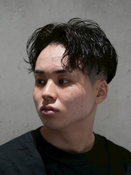 MEN'S/センターパート×ニュアンスパーマ/テーパーフェード