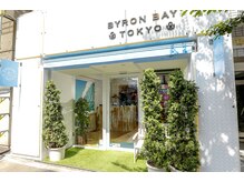 バイロンベイトーキョー(BYRONBAY TOKYO)の雰囲気（まっ白い外観が目印です）