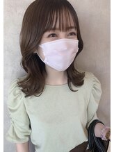 ハチ(hachi) 前髪ありのくびれミディ S字ウェーブ 大人可愛いふんわりヘア