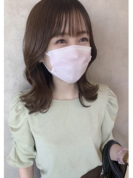 ハチ(hachi) 前髪ありのくびれミディ S字ウェーブ 大人可愛いふんわりヘア