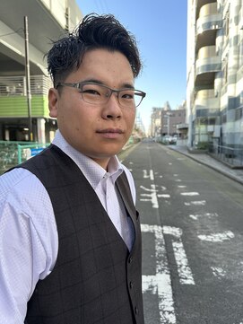 ロミーオム 本厚木(ROMMY. Homme) 刈り上げツイストパーマアップバングショートメンズヘア