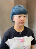 刈り上げ　ワイドバング　個性的ヘア　パッツン　青