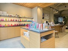 アルジャーノンシロ(ALGERNON shiro)の雰囲気（1階は受付、ショップコーナー♪ショップのみのご来店も大歓迎！）