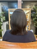 トップと毛先に動きをつけたミディアムレイヤー
