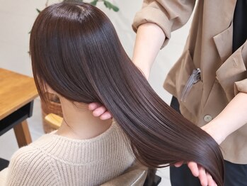 ルエ(rue)の写真/触れたくなるほどの艶髪へ。京都で話題のrueが叶える、髪質改善×自然で柔らかな美髪ストレート。