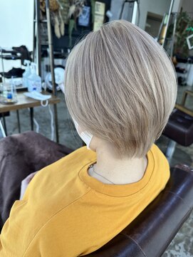 アルク(A.R.K) ショートとホワイトベージュ