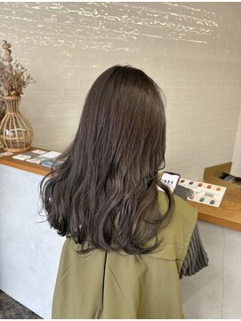 ソル(sol.) 【 Ami 】透明感グレージュ×ゆる巻き髪