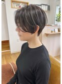 ショートヘア。オリーブアッシュ。