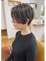 コムヘアー(COM HAIR) ショートヘア。オリーブアッシュ。