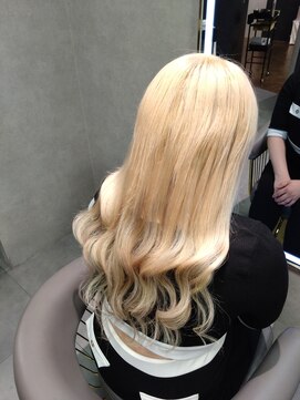 ニーナ ビューティーサロン(NINA Beauty Salon) ハイトーンロングヘア