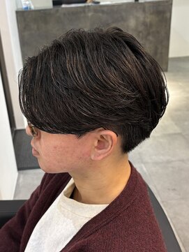 ヒュイル バイ ニアウ(Hwyl by Niau) MEN’S HAIR/ニュアンスパーマ/刈り上げセンターパート/伊勢崎