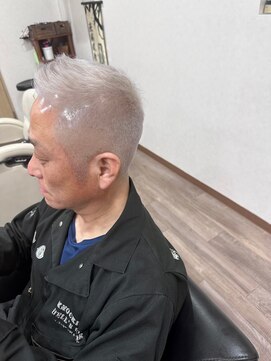 コジック ヘアアンドアイ(Cogic hair & eye) メンズカット ソフトモヒカン☆ブリーチシルバーカラー