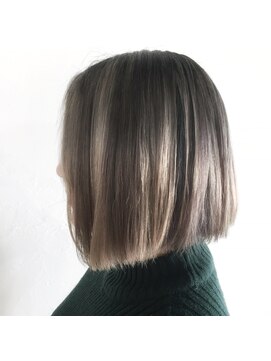 アンフィドットドゥルドゥ(AnFye.dueldo) 【AnFye.dueldo】切りっぱなしボブ × ハイライトシルバーカラー