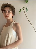 ハイトーンショートヘア 長め前髪 かきあげバングくせ毛を活かす