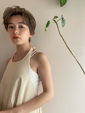 グラス(grass) ハイトーンショートヘア 長め前髪 かきあげバングくせ毛を活かす
